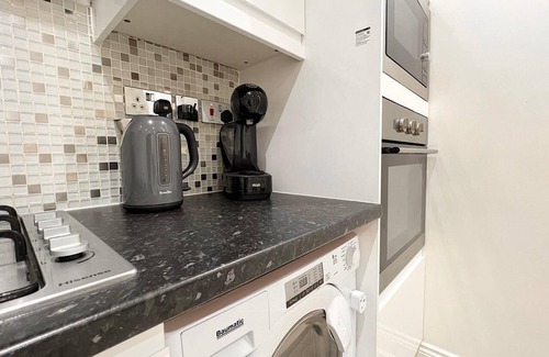 Shepherd's Bush Apartment | 3-bed Apartment in Shepherd's Bush, short walk from station