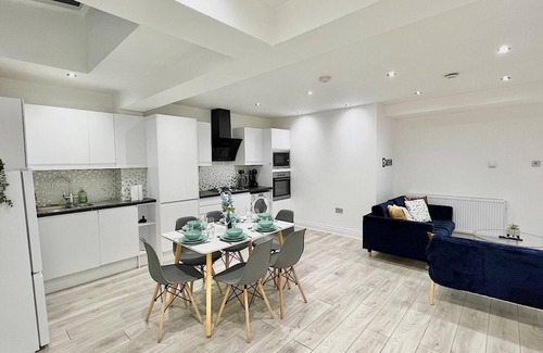 Shepherd's Bush Apartment | 3-bed Apartment in Shepherd's Bush, short walk from station