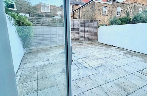 Shepherd's Bush Apartment | 3-bed Apartment in Shepherd's Bush, short walk from station