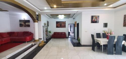 Angre Apartment | 3-Bed Apartment Sleeps 6 - Garden Parking Pets