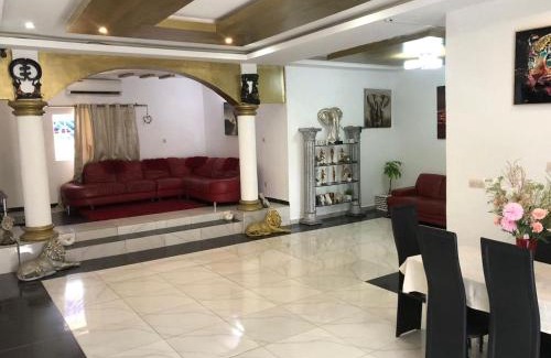 Angre Apartment | 3-Bed Apartment Sleeps 6 - Garden Parking Pets