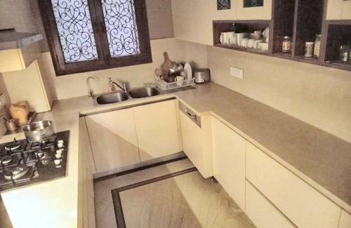 Nehru Place Apartment | 3 Bed Flat - Sleeps 6 - Parking - Wifi