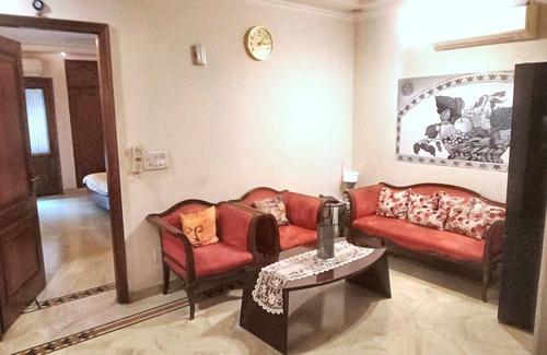 Nehru Place Apartment | 3 Bed Flat - Sleeps 6 - Parking - Wifi