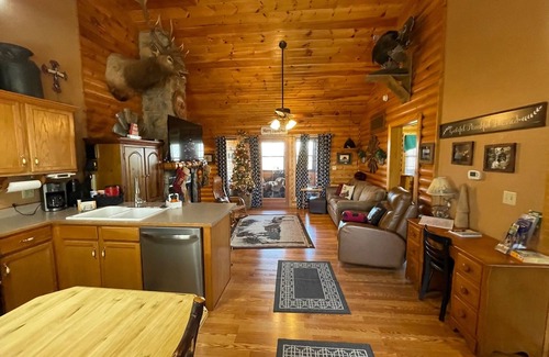 Notch Estates Cabin | 3 bed Log Cabin, w/2 Jacuzzi, 1 mi to SDC, pool, nature trails, private lake