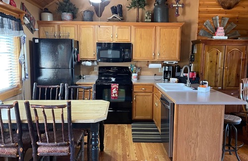 Notch Estates Cabin | 3 bed Log Cabin, w/2 Jacuzzi, 1 mi to SDC, pool, nature trails, private lake