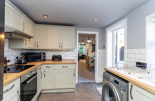 Poole House | 3 Bed Recently refurbed, quiet & private location,5 mins from sandbanks Beaches