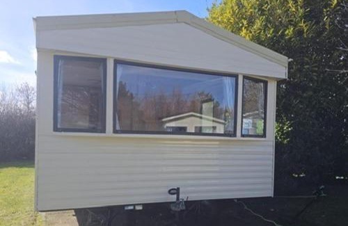 Caister-on-Sea Ski Chalet | 3-Bed Seaside Holiday Home & Parking