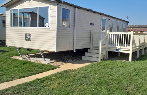 Mablethorpe Cabin | 3 Bed-sleeps 6-pet Friendly-5 Min to Beach