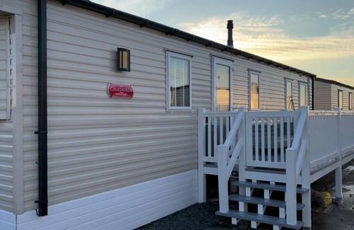 Seasalter Ski Chalet | 3 bed Stunning Caravan Situated nr Whitstable