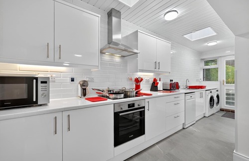 Lisburn House | 3 Bedroom House, 16 minutes to Belfast, Parking by StaybyNumbers