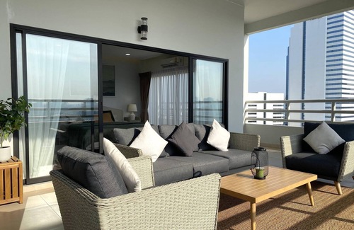 Ratchadaphisek Apartment | 3 Bedroom panoramic penthouse with kitchen