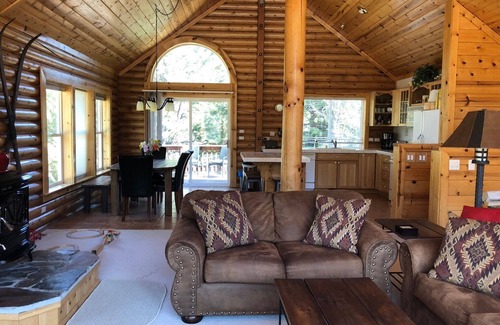 Truckee House | 3 bedroom, 2 bath Chalet- Walking distance to Tahoe Donner Ski Hill