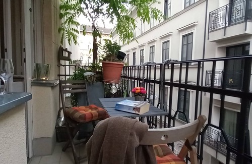 Terezvaros Apartment | 3 bedroom 2 bathroom balcony suite next Opera house n& private tours by owner
