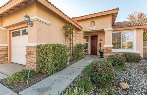 Palmdale House | 3 Bedroom Home Great Area Near Shops & Restaurants!
