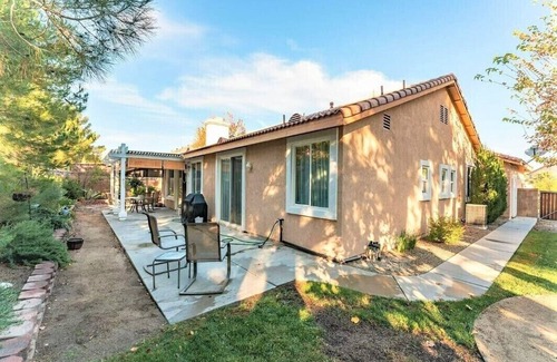 Palmdale House | 3 Bedroom Home Great Area Near Shops & Restaurants!