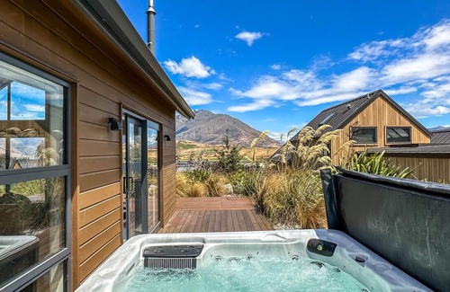 Kawarau Falls House | 3 Bedroom home with spa in Jacks Point