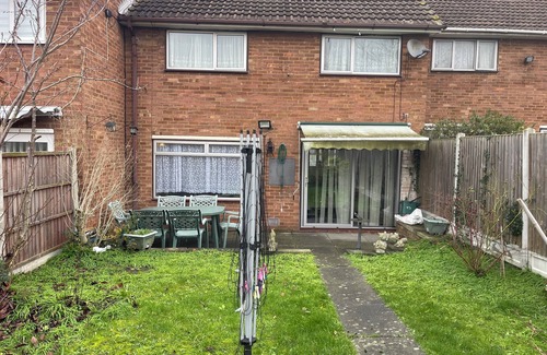 Basildon House | 3 Bedroom House Close to Town Centre and Train Station with Driveway and Garden