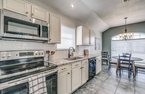 South Arlington House | 3-bedroom house in DFW I Epic Central I Cowboys ATT Stadium