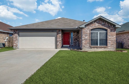 South Arlington House | 3-bedroom house in DFW I Epic Central I Cowboys ATT Stadium