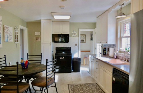 Salisbury House | 3-bedroom house in awesome Salisbury with WiFi, AC