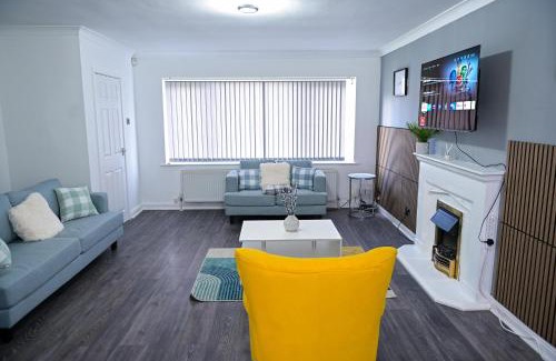 Pendlebury House | 3 Bedroom House Manchester Free Wifi and Parking