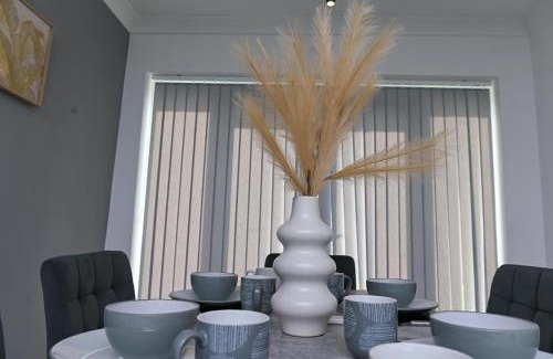 Pendlebury House | 3 Bedroom House Manchester Free Wifi and Parking