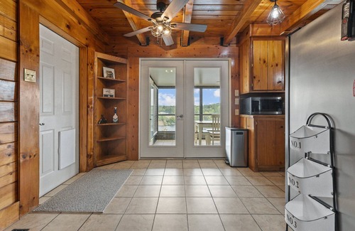 Jones Mills House | 3-bedroom house on Lake Catherine in marvelous Hot Springs with hot tub and gym