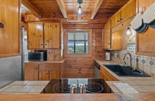 Jones Mills House | 3-bedroom house on Lake Catherine in marvelous Hot Springs with hot tub and gym