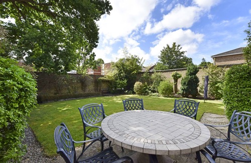 West Byfleet House | 3 bedroom house with walled garden 30 mins to London by rail