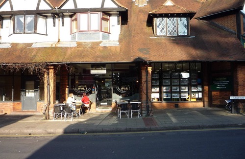 West Byfleet House | 3 bedroom house with walled garden 30 mins to London by rail