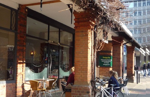 West Byfleet House | 3 bedroom house with walled garden 30 mins to London by rail