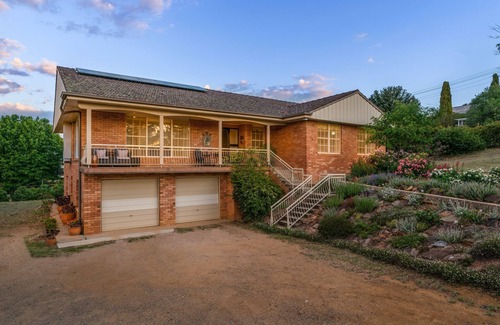 Molong House | 3 bedroom, two bathroom house fully equipped large kitchen, extensive lounge.