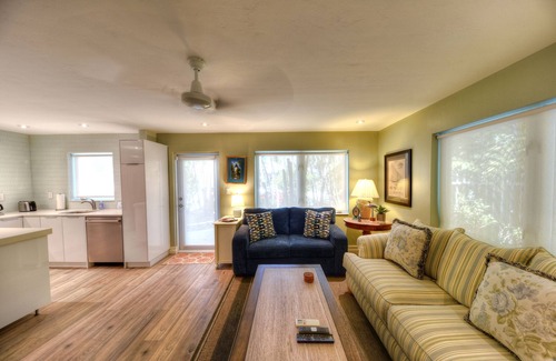 Old Town House | 3 bedroom with living room and sitting room and a pool just 2 blocks from Higgs beach