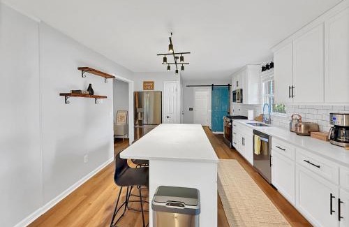 Murray House | 3 Bedrooms 8 Guests Modern Ranch Retreat on Half Acre