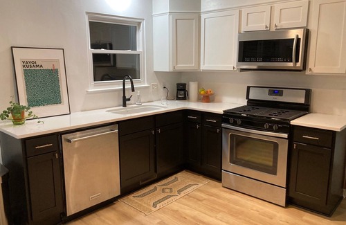 Cary House | 3 Blocks to Downtown Cary Park, Library, Breweries! Bright Modern Clean Home!