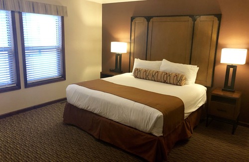 Estes Park Resort | 3 BR DELUXE River Front Sleeps 8 Estes Park Near Entrance to Rocky Mtn Natl Park