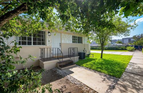 Hialeah House | 3 BR Smart home, close to airport, Fast WiFi, Patio, Grill & Free private parking