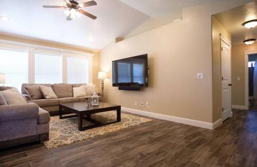 Idaho Falls House | 3 Car Garage Full Kitchen Large Backyard Smart TVs