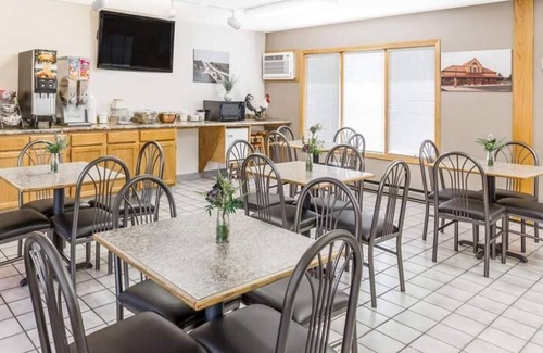 Atlantic Hotel | 3 Comfy Rooms w/Kitchenette Near Iowa Western Community College - Bkf Included