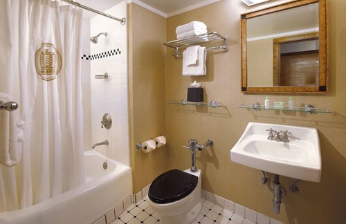 Harbor Hotel | 3 Family-friendly Units! Close to Shoreline Aquatic Park, Pets Allowed