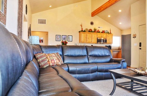 Moab South Valley Condo | 3 KING BEDS Highest rated Moab Rim Village S1 - Blue Coyote Hideaway 5 stars!