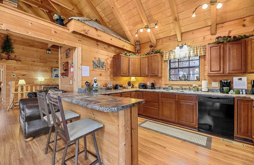 Gatlinburg - Pigeon Forge Cabin | 3 King Suites, Mt. Views, Hot Tub and Privacy
