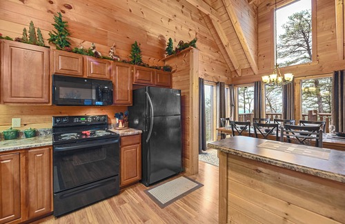Gatlinburg - Pigeon Forge Cabin | 3 King Suites, Mt. Views, Hot Tub and Privacy