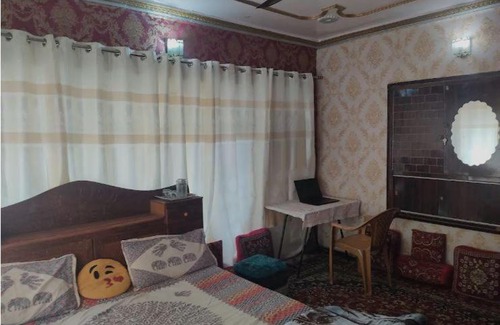 Srinagar House | 3 KMS TO DAL LAKE 2BR IN A RESIDENTIAL HOME