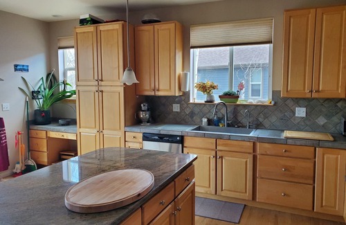 Lyons House | 3 Level House: 4 Bdrm/3.5 bath: Sleeps 8 n+2-4 possiblen-180 day minimum