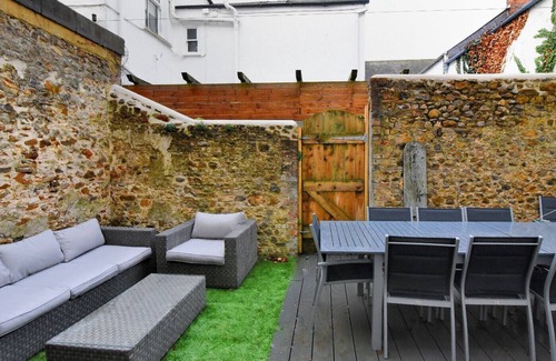 Seaton House | 3 MAJOR TERRACE, pet friendly, with a garden in Seaton, Devon