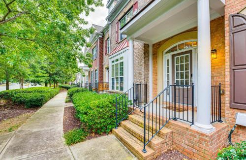 Milton House | 3 Mi to Avalon Townhome with Balcony in Alpharetta!