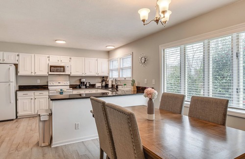 Terry Sanford House | 3 Mi to Dtwn Fayetteville: Home w/Pool Table