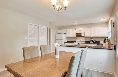 Terry Sanford House | 3 Mi to Dtwn Fayetteville: Home w/Pool Table