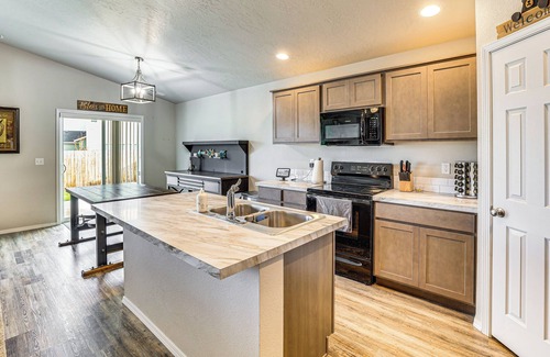 Caldwell House | 3 Mi to Lake Lowell: Caldwell Home w/Yard & Grill